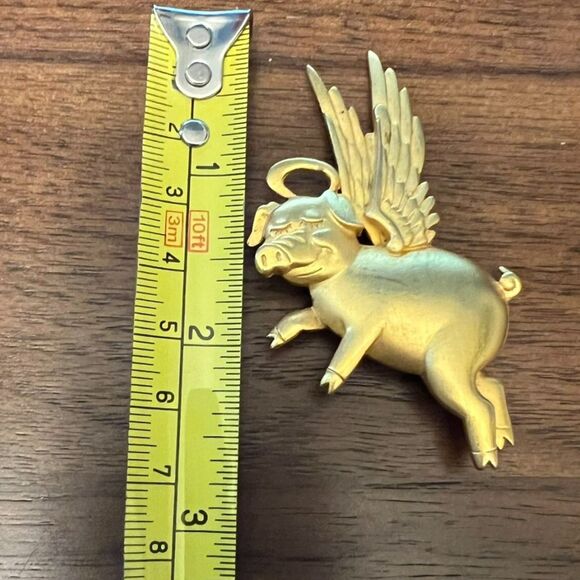 Vintage Signed JJ Jonette Matte Gold Tone Brass "When Pigs Fly" Brooch - Picture 5 of 6